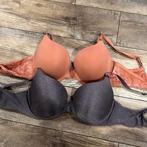 2 Victoria’s Secret bras